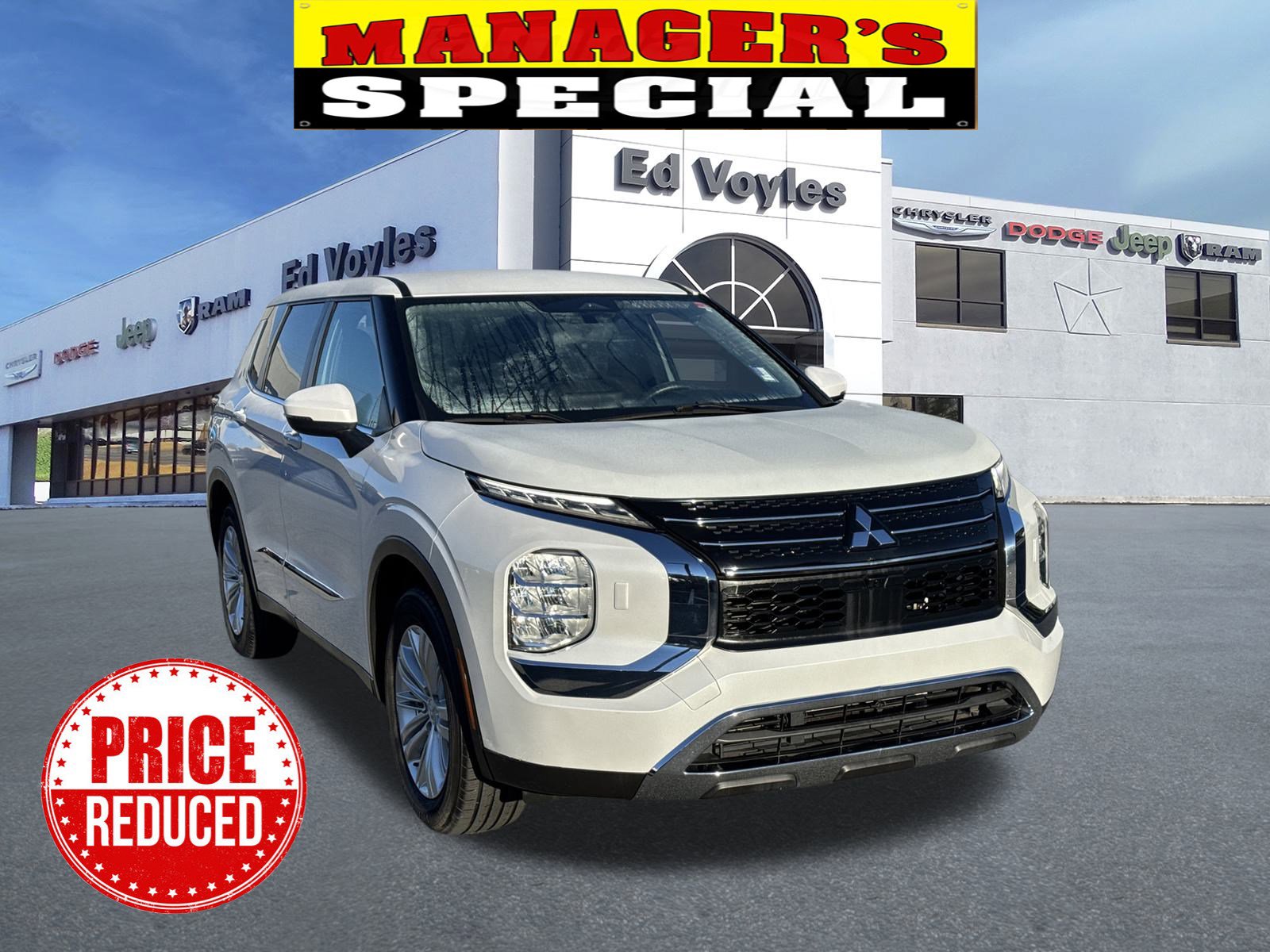 2022 Mitsubishi Outlander ES's photo