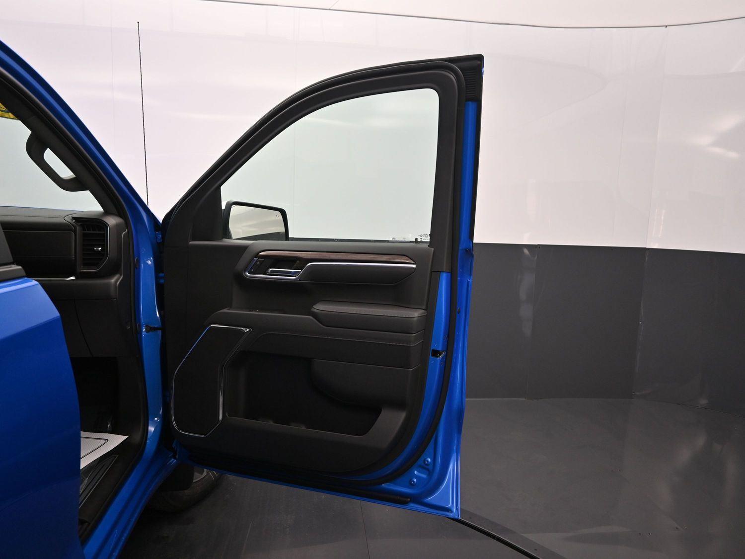 2025 Chevrolet Silverado 1500 LT photo 3