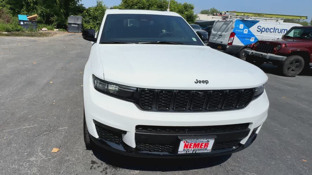 2025 Jeep Grand Cherokee Limited photo 3