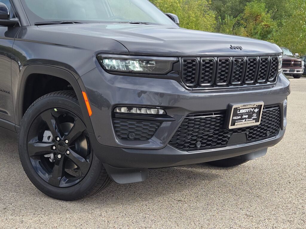 2025 Jeep Grand Cherokee Limited photo 2