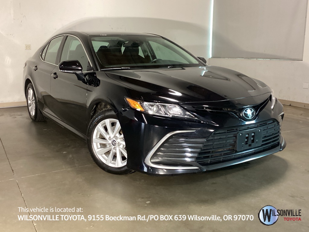 2024 Toyota Camry LE's photo