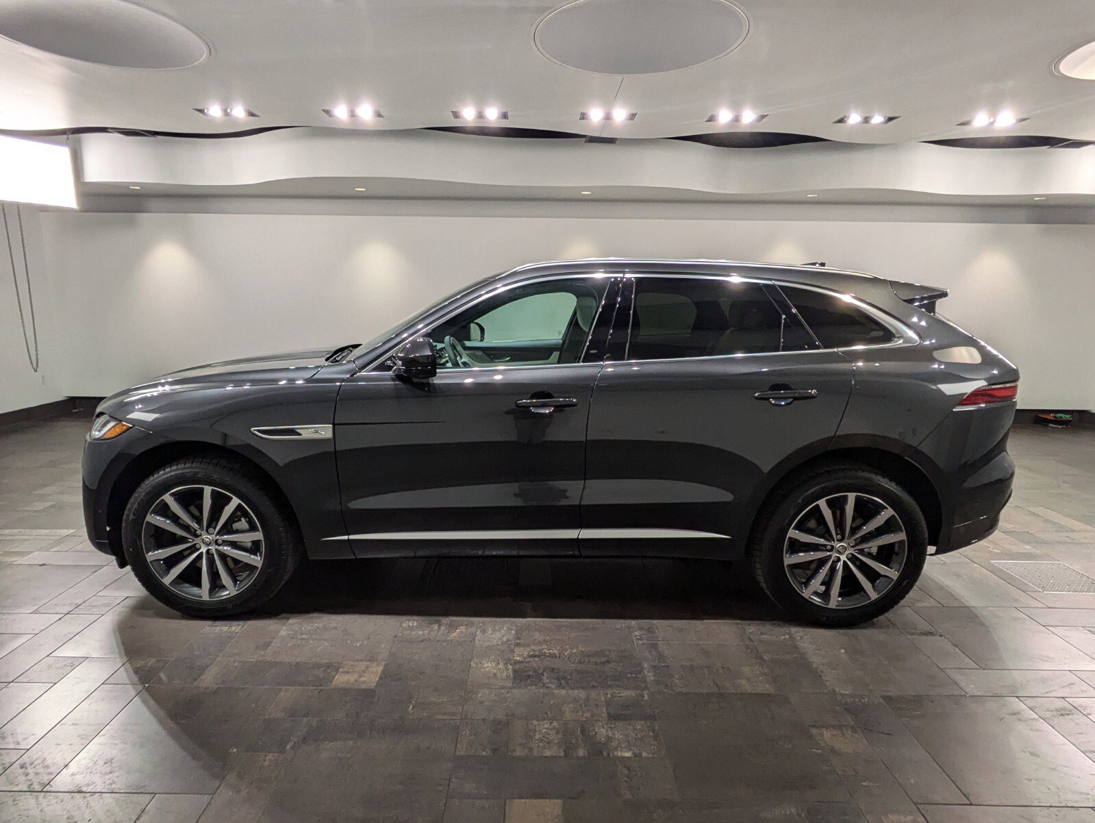 2025 Jaguar F-PACE R-Dynamic S photo 3
