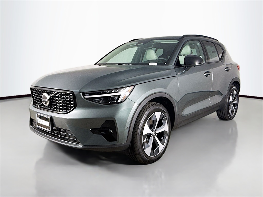 2026 Volvo XC40 Plus photo 3