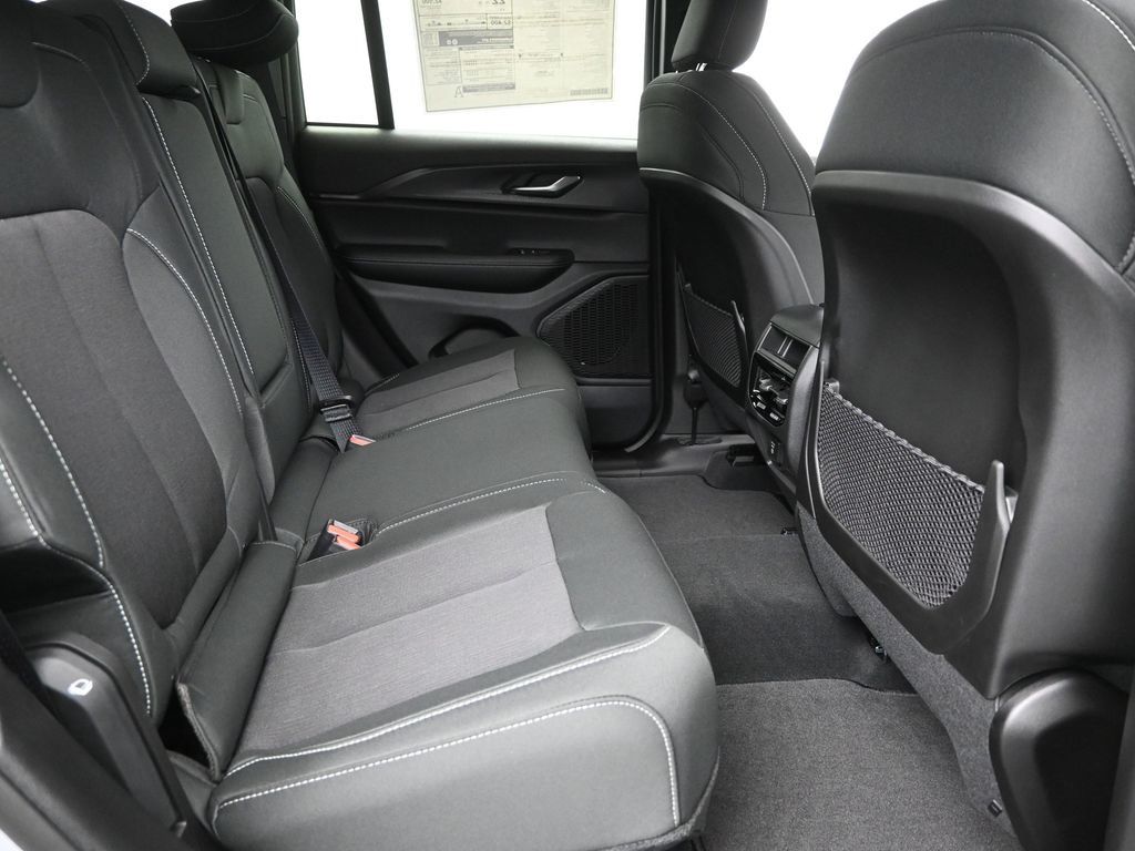 2025 Jeep Grand Cherokee Laredo X photo 6