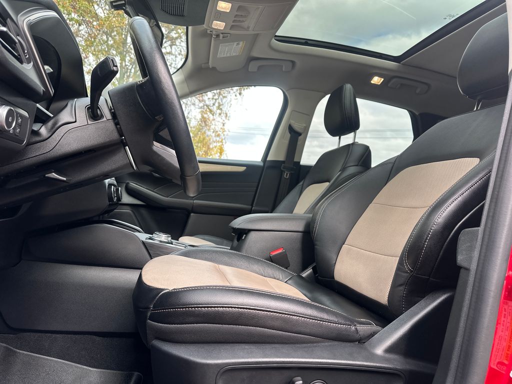 2021 Ford Escape Titanium photo 3