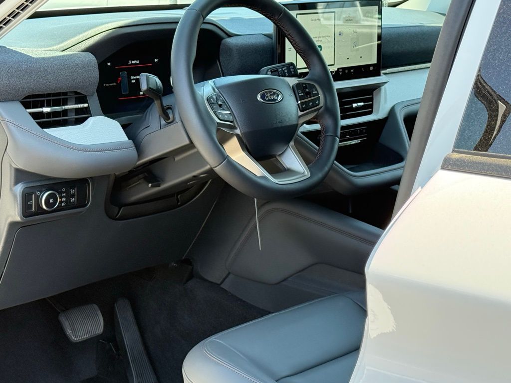 2025 Ford Explorer photo 6