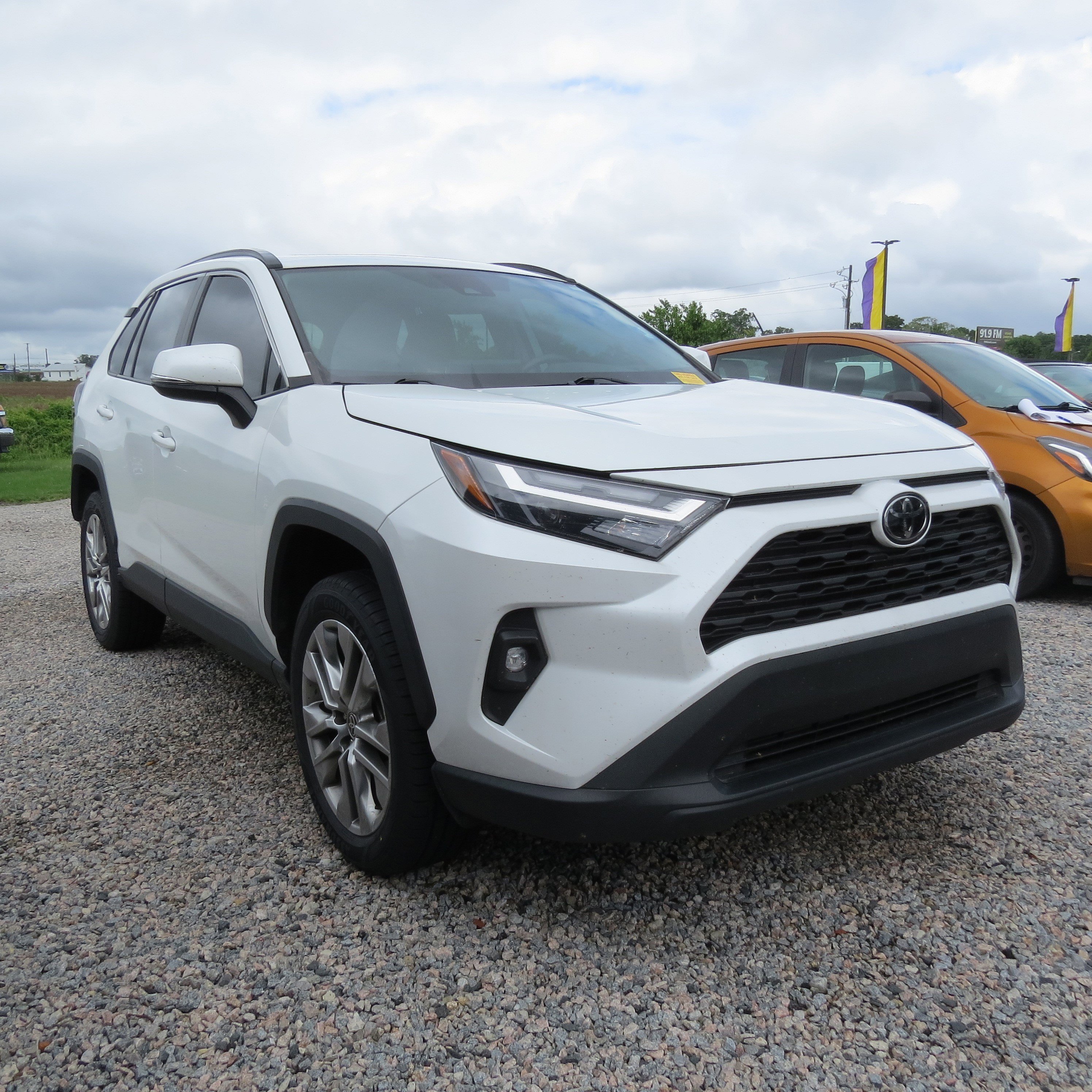 2023 Toyota RAV4 XLE Premium photo 9