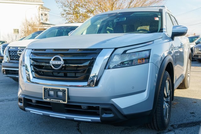 2025 Nissan Pathfinder SL's photo