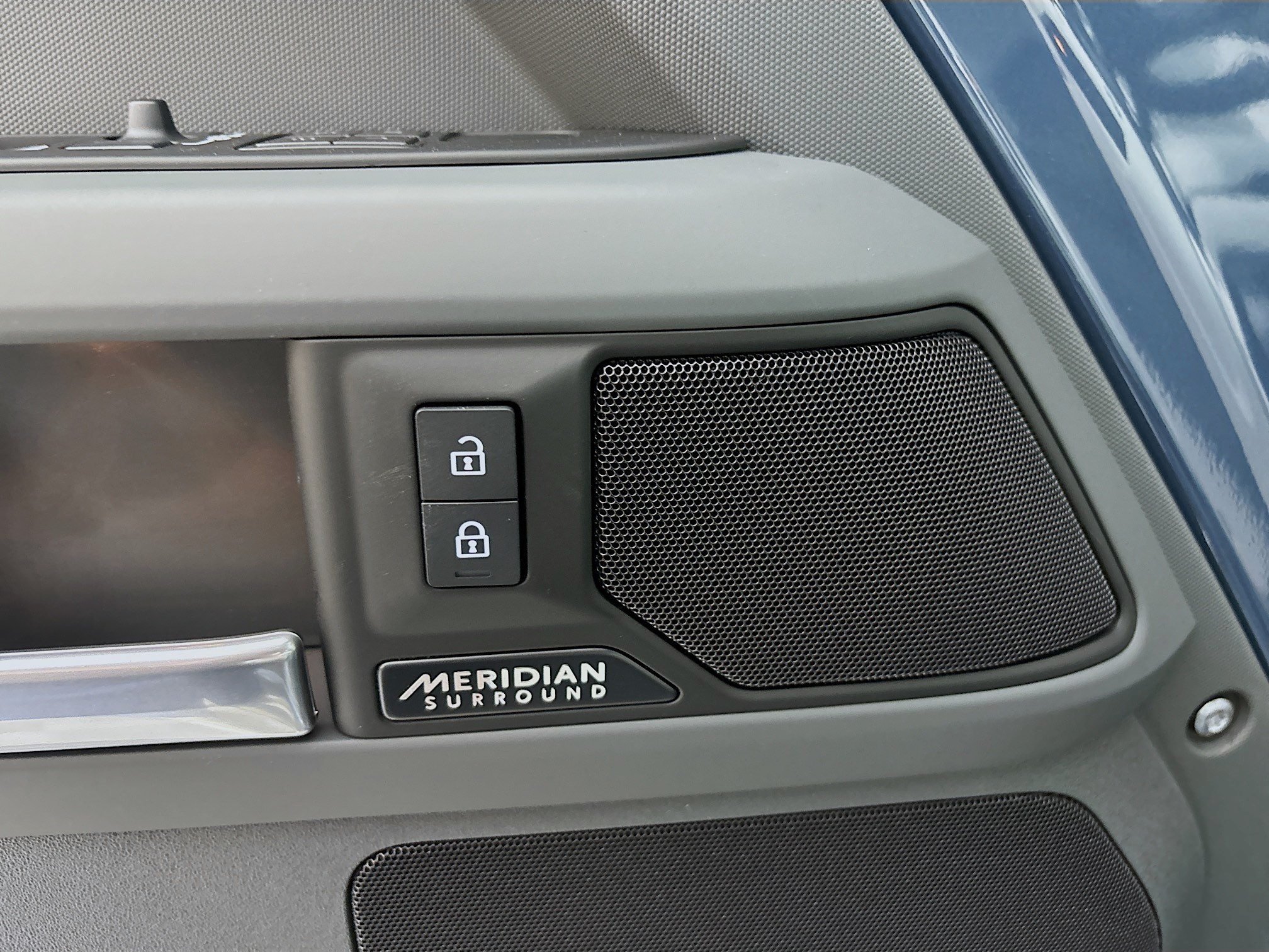 2025 Land Rover Defender 90 X-Dynamic SE photo 16