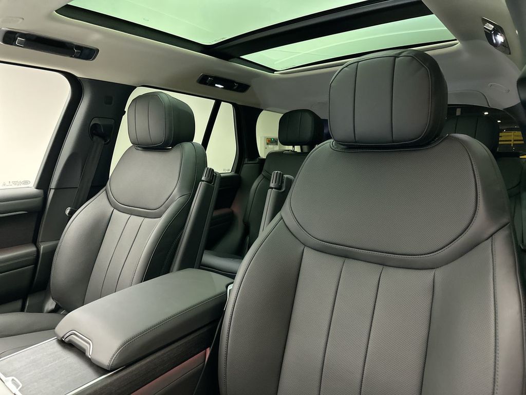 2025 Land Rover Range Rover SE photo 8
