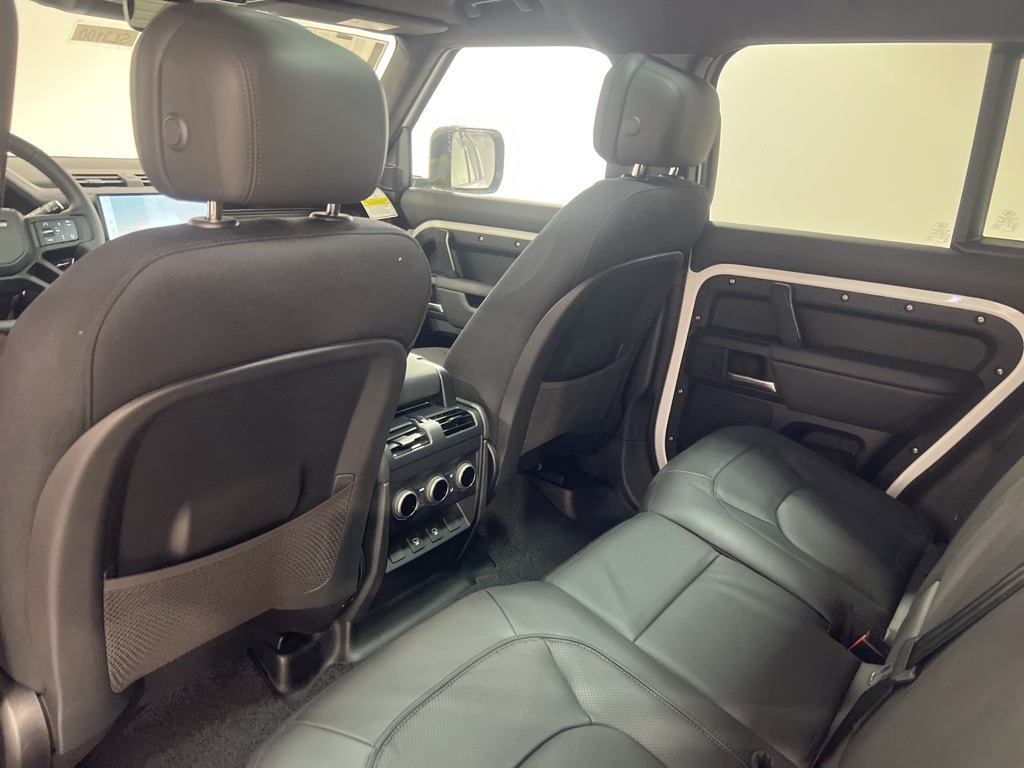 2025 Land Rover Defender 110 V8 photo 18