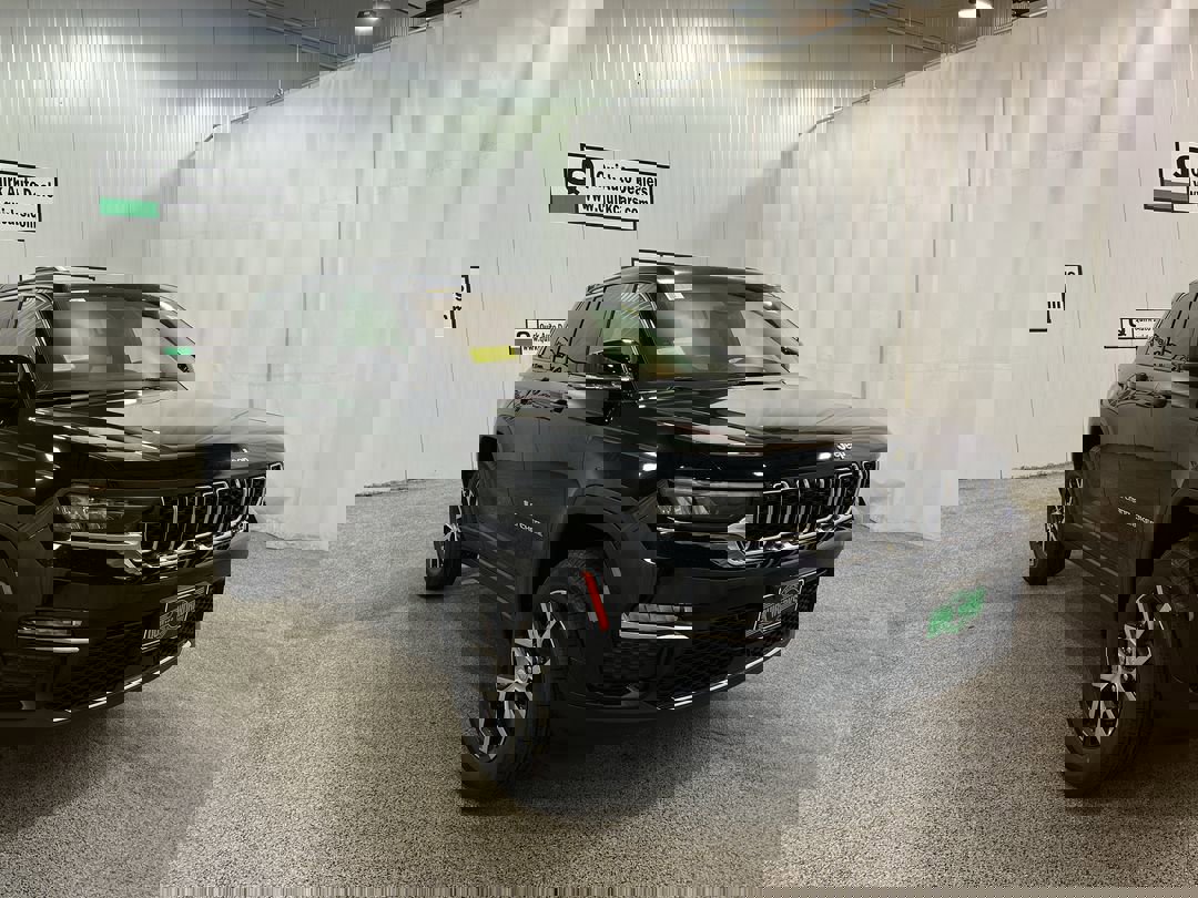 2025 Jeep Grand Cherokee Limited photo 3