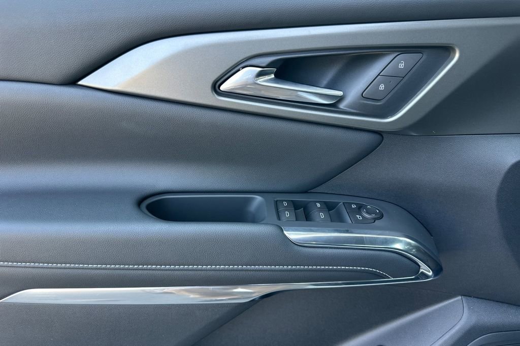 2025 Chevrolet Traverse photo 11
