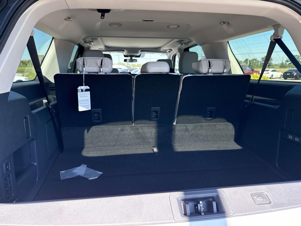 2025 Ford Expedition MAX Platinum photo 4