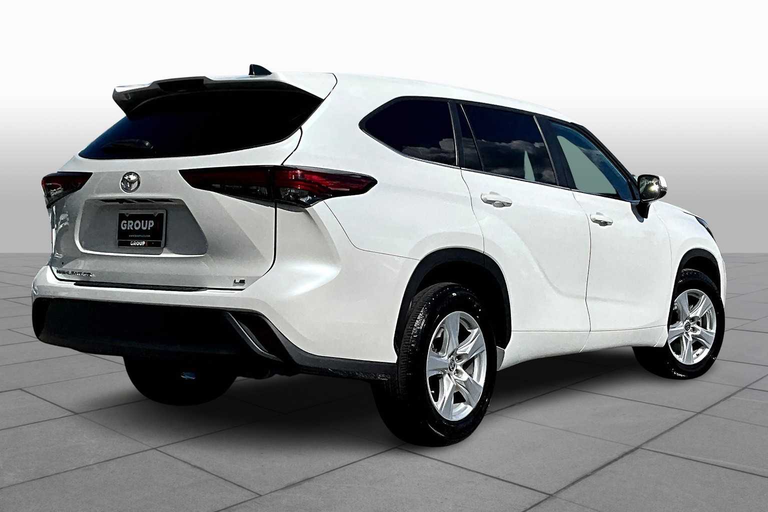 2023 Toyota Highlander LE photo 12