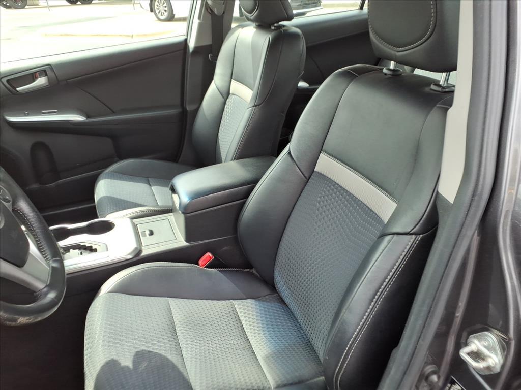 2014 Toyota Camry SE photo 16