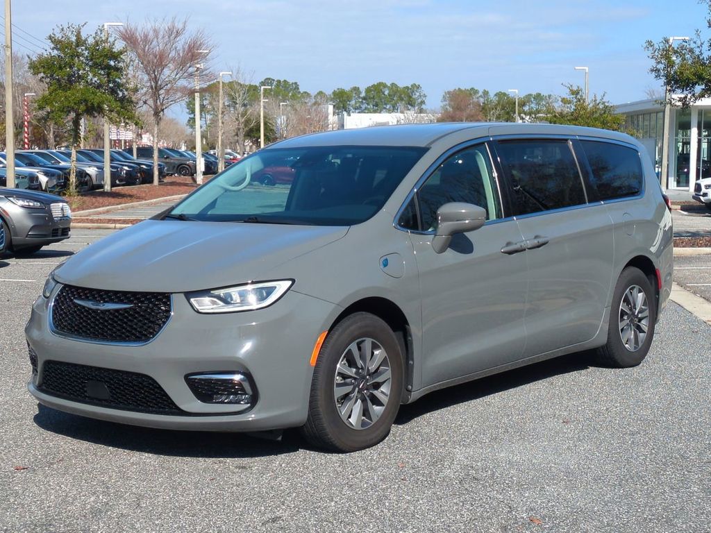 2022 Chrysler Pacifica Hybrid Touring L's photo