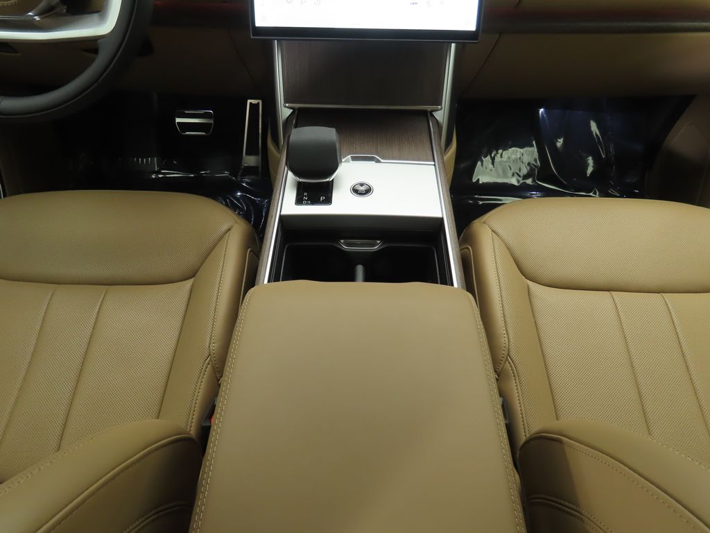 2025 Land Rover Range Rover SE photo 13