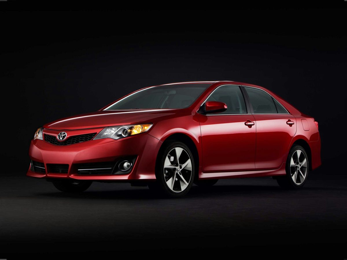 2014 Toyota Camry SE's photo