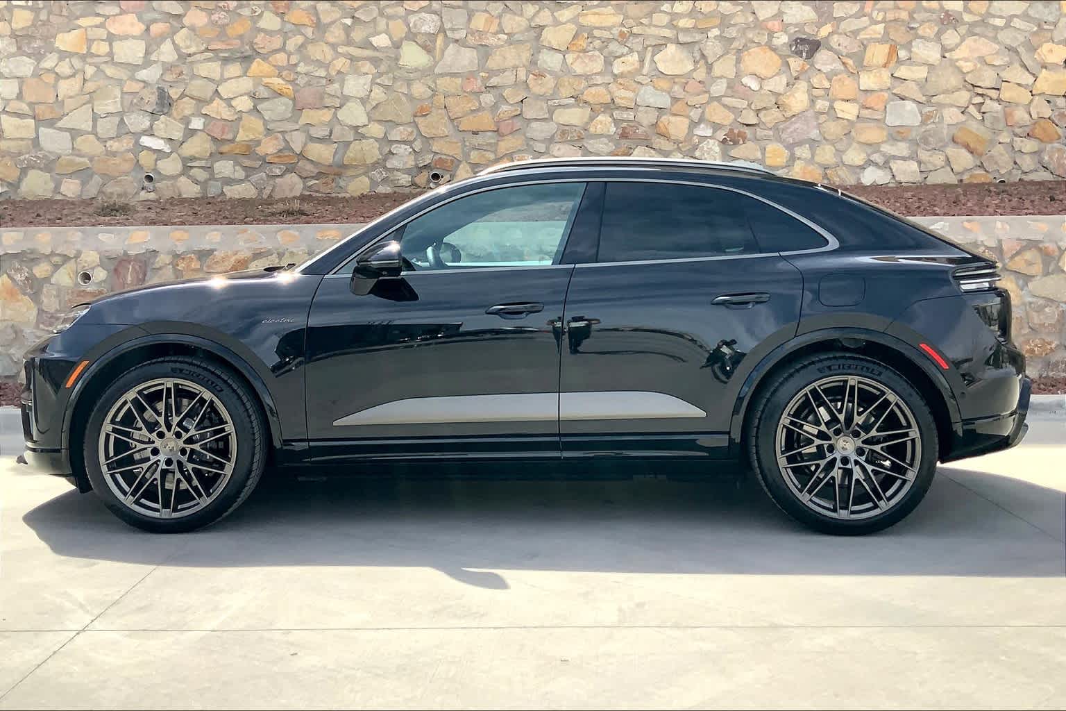 2025 Porsche Macan Electric Turbo photo 2