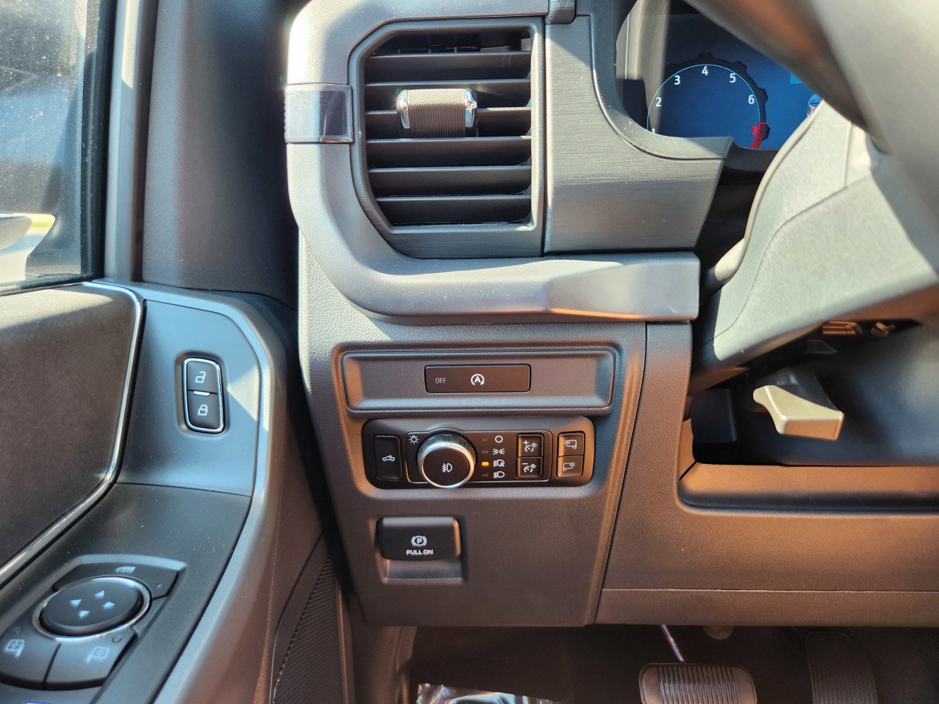 2025 Ford F-150 XLT photo 11