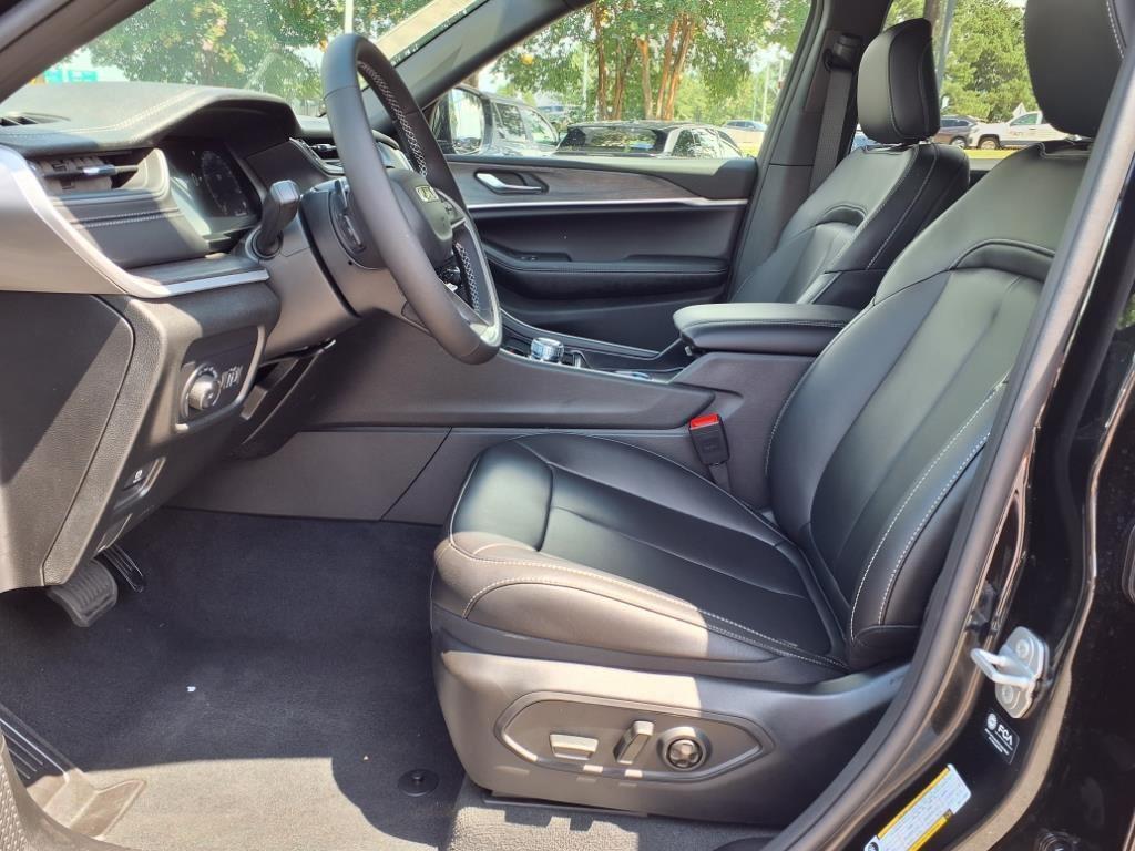 2025 Jeep Grand Cherokee Limited photo 3