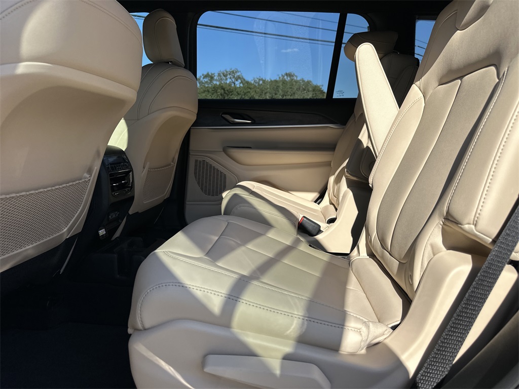 2025 Jeep Grand Cherokee Limited photo 15