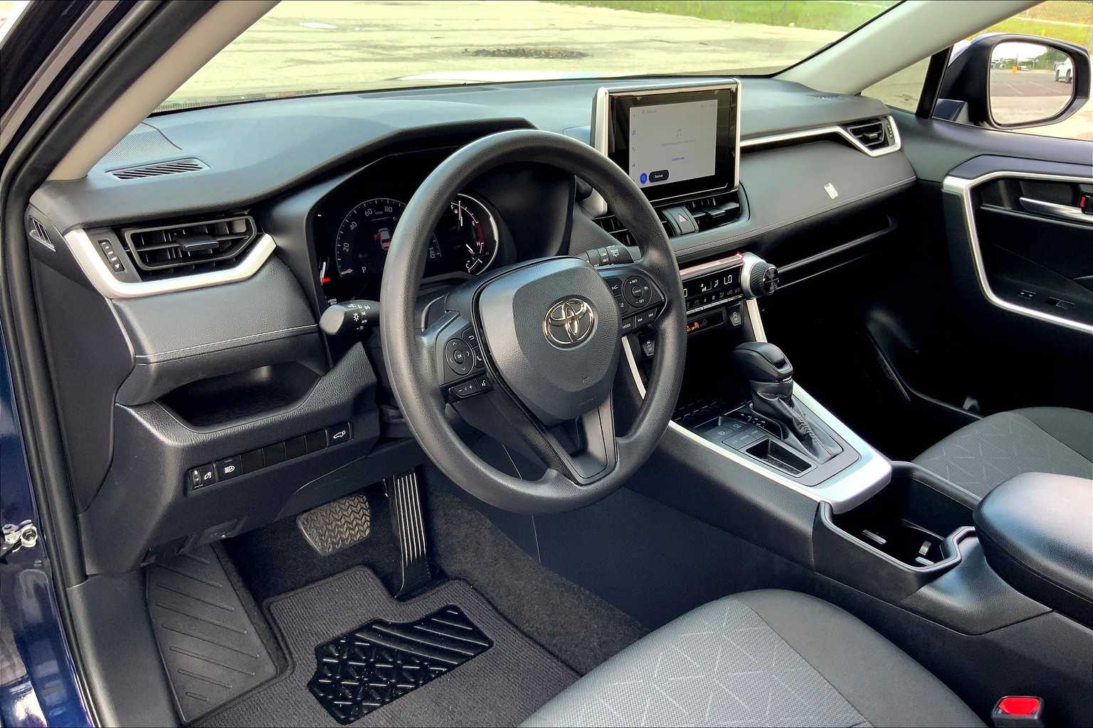 2024 Toyota RAV4 XLE photo 16