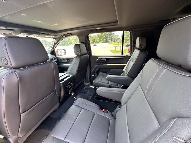 2025 Chevrolet Suburban RST photo 13