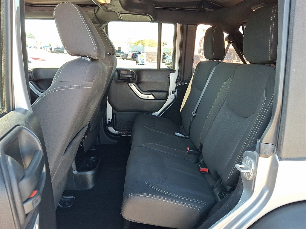 2016 Jeep Wrangler Unlimited Rubicon photo 11