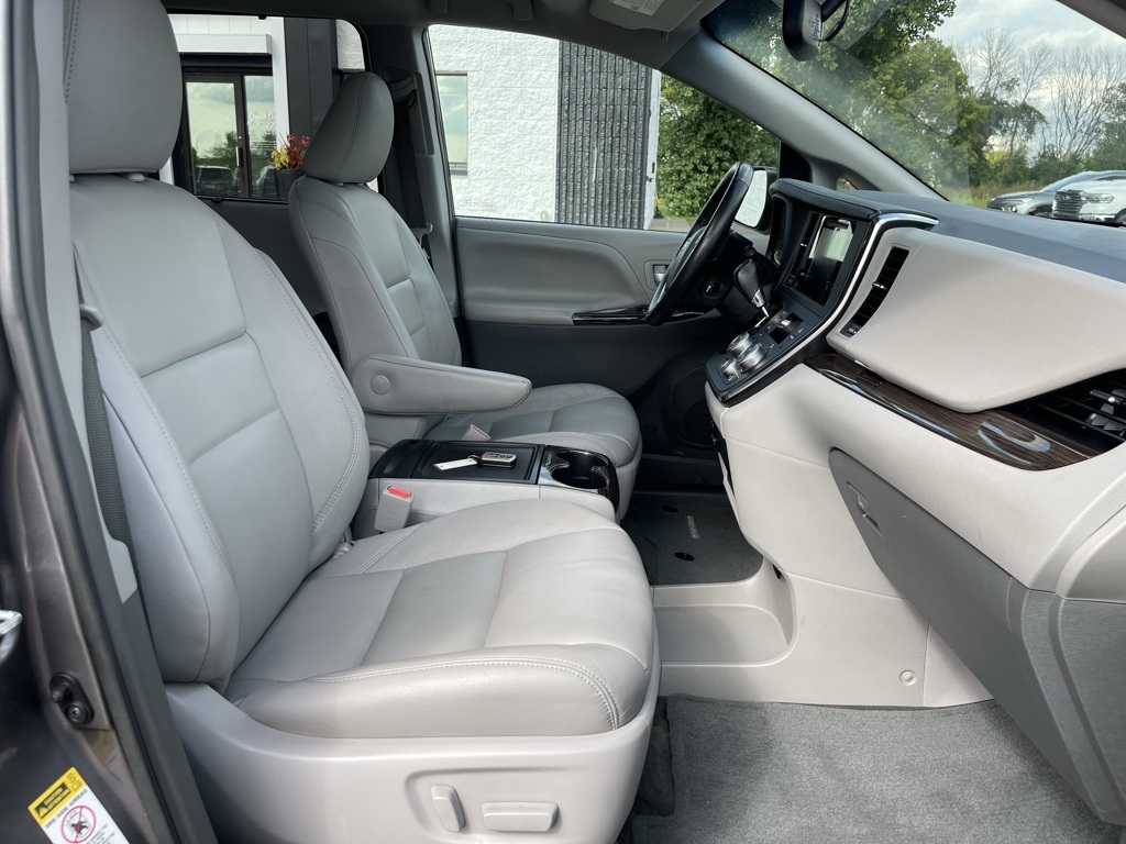 2017 Toyota Sienna XLE photo 35