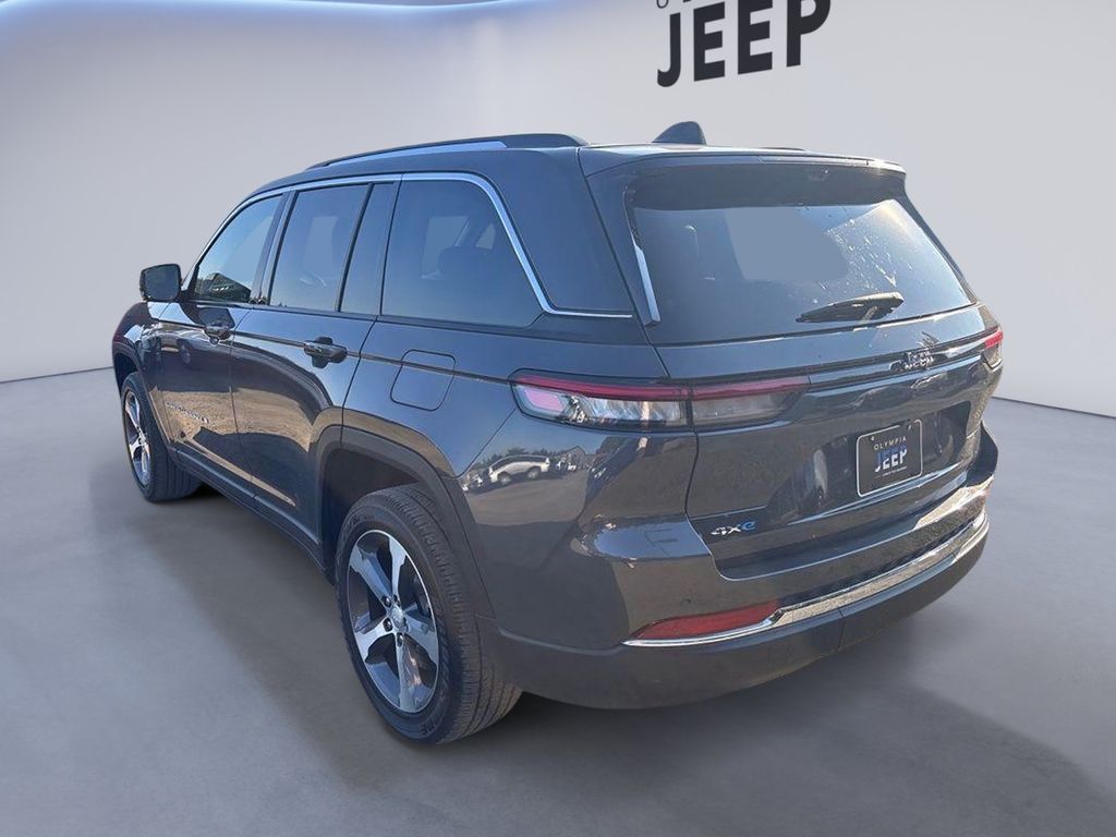 2023 Jeep Cherokee Base photo 2
