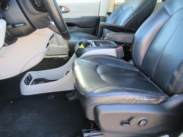 2017 Chrysler Pacifica Touring L photo 14