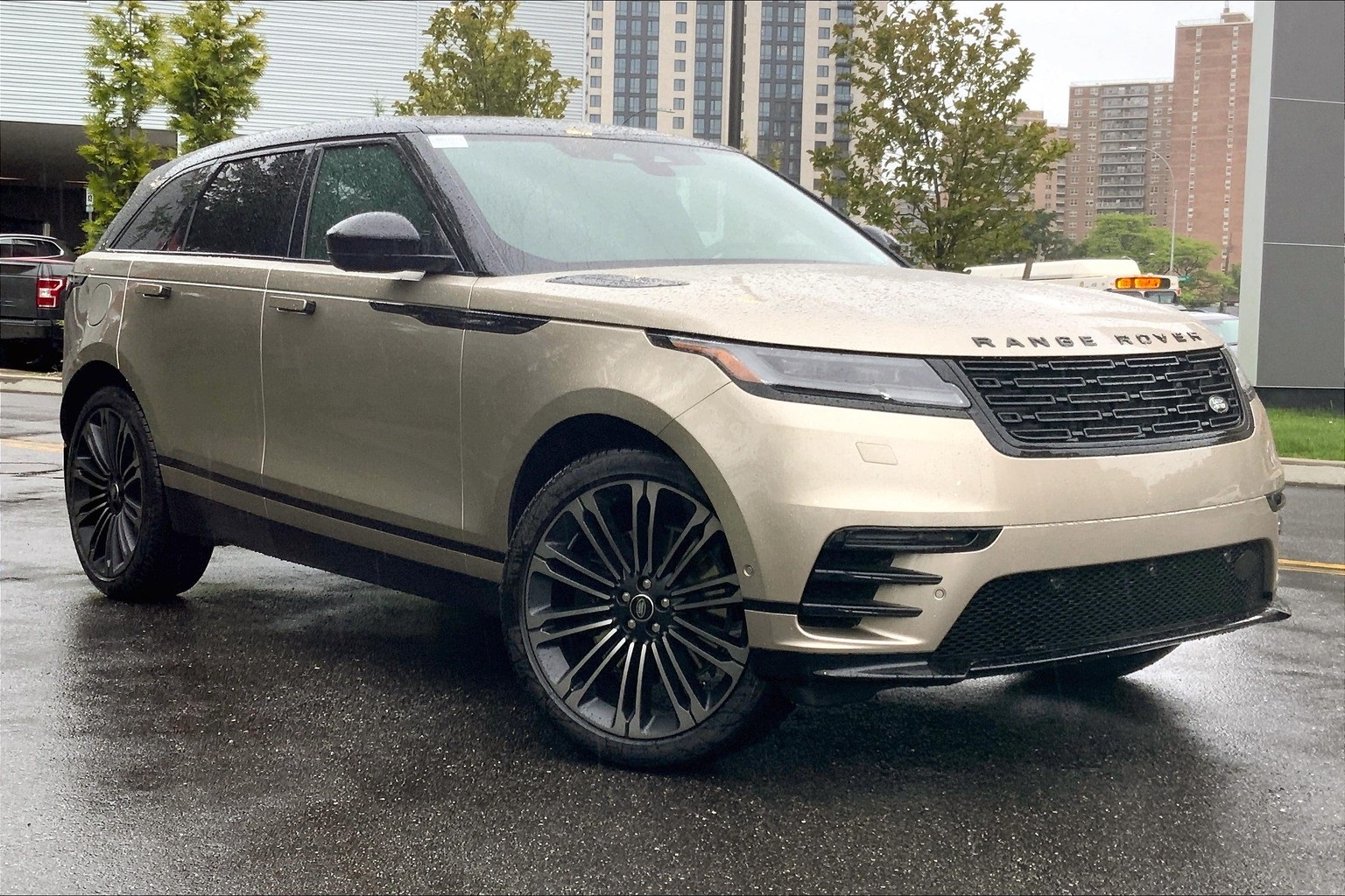 2026 Land Rover Range Rover SE photo 2