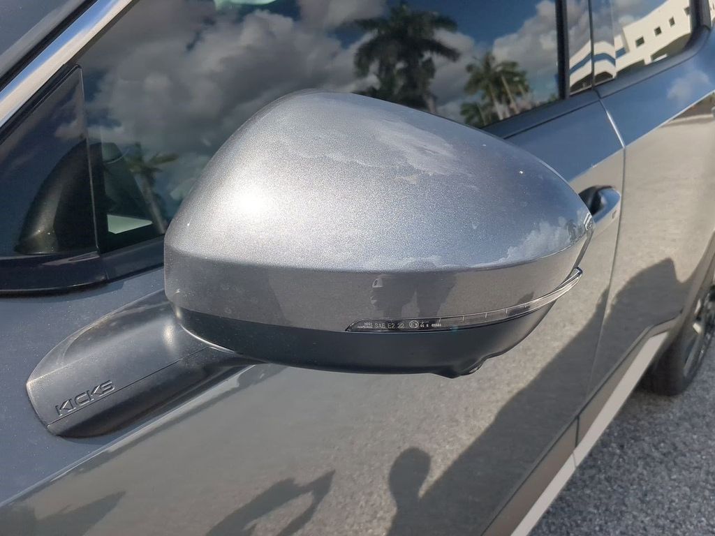 2025 Nissan Kicks SR photo 10