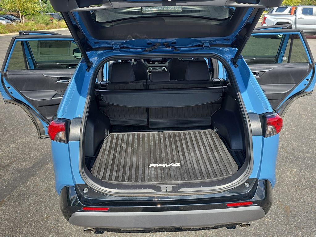 2022 Toyota RAV4 Hybrid SE photo 12