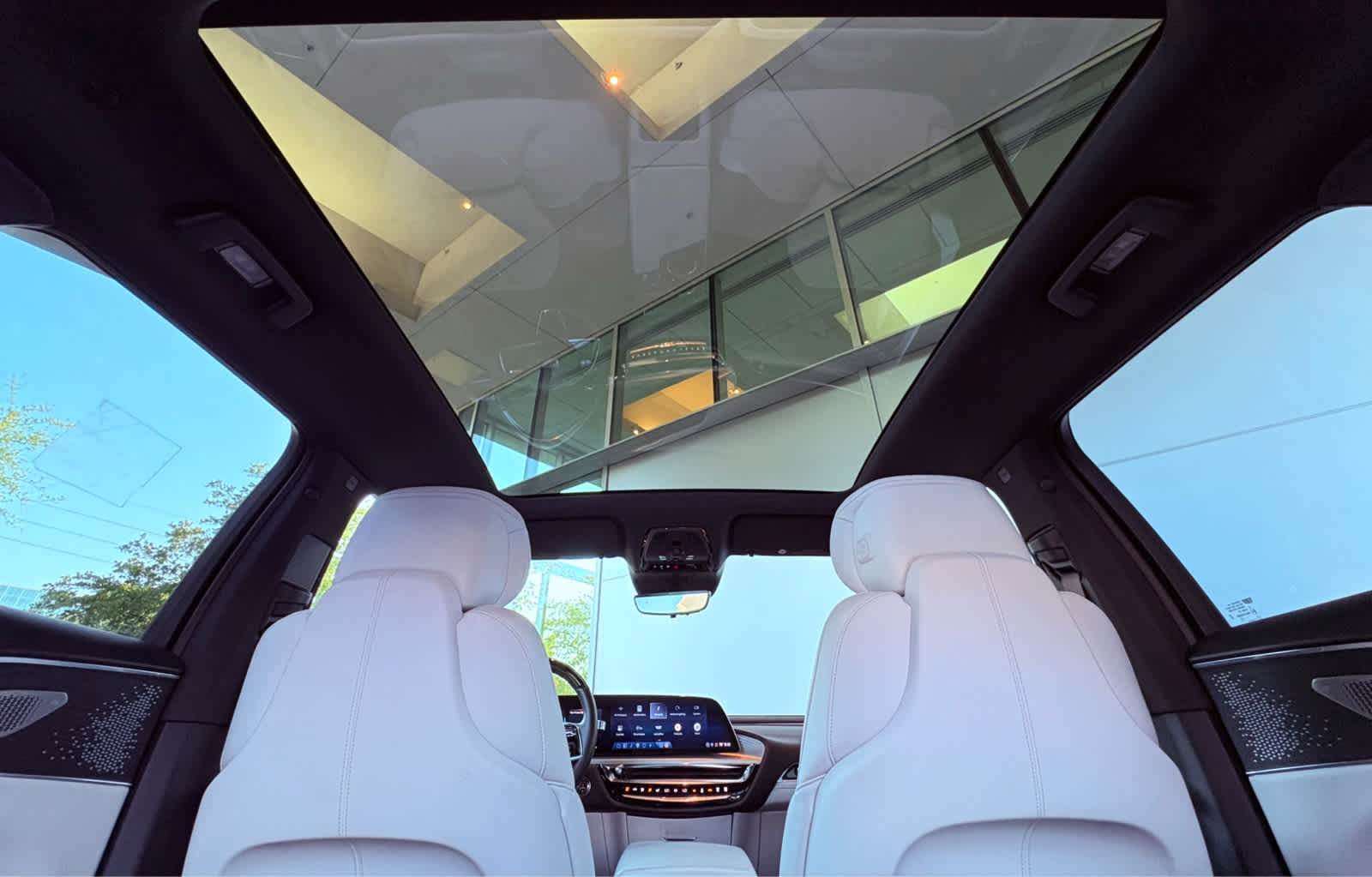 2023 Cadillac Lyriq Luxury photo 21