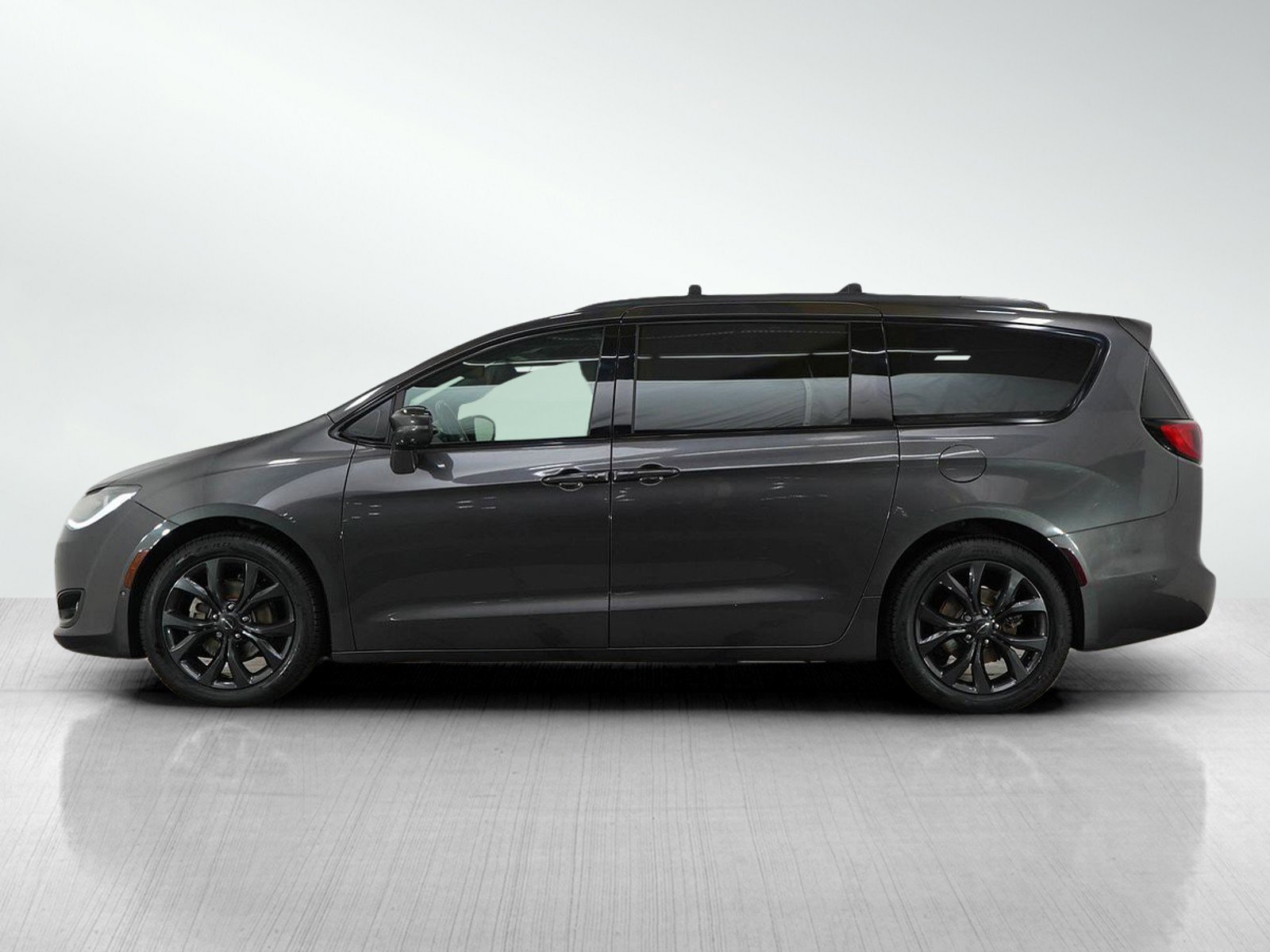 Used 2018 Chrysler Pacifica Limited with VIN 2C4RC1GG1JR260938 for sale in Minneapolis, Minnesota