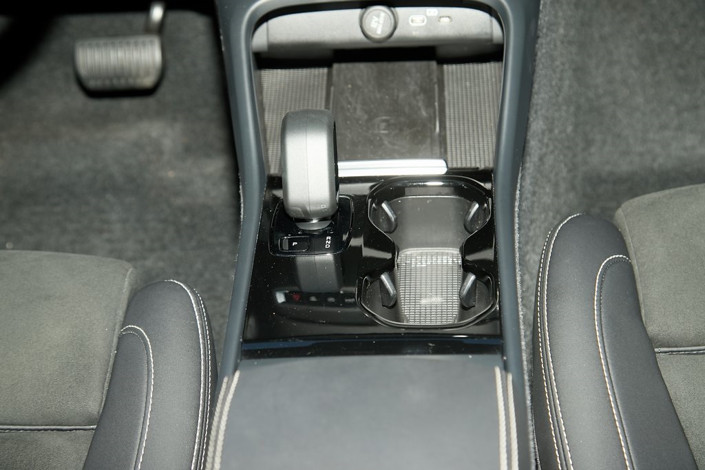 2023 VOLVO XC40 - Image 23