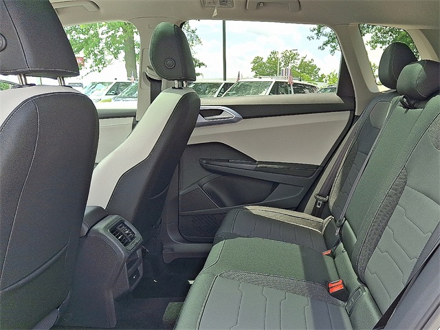 2025 Volkswagen Taos SE photo 3