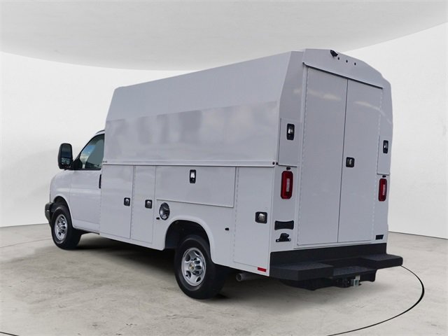 2024 Chevrolet Express Cutaway 3500 photo 2