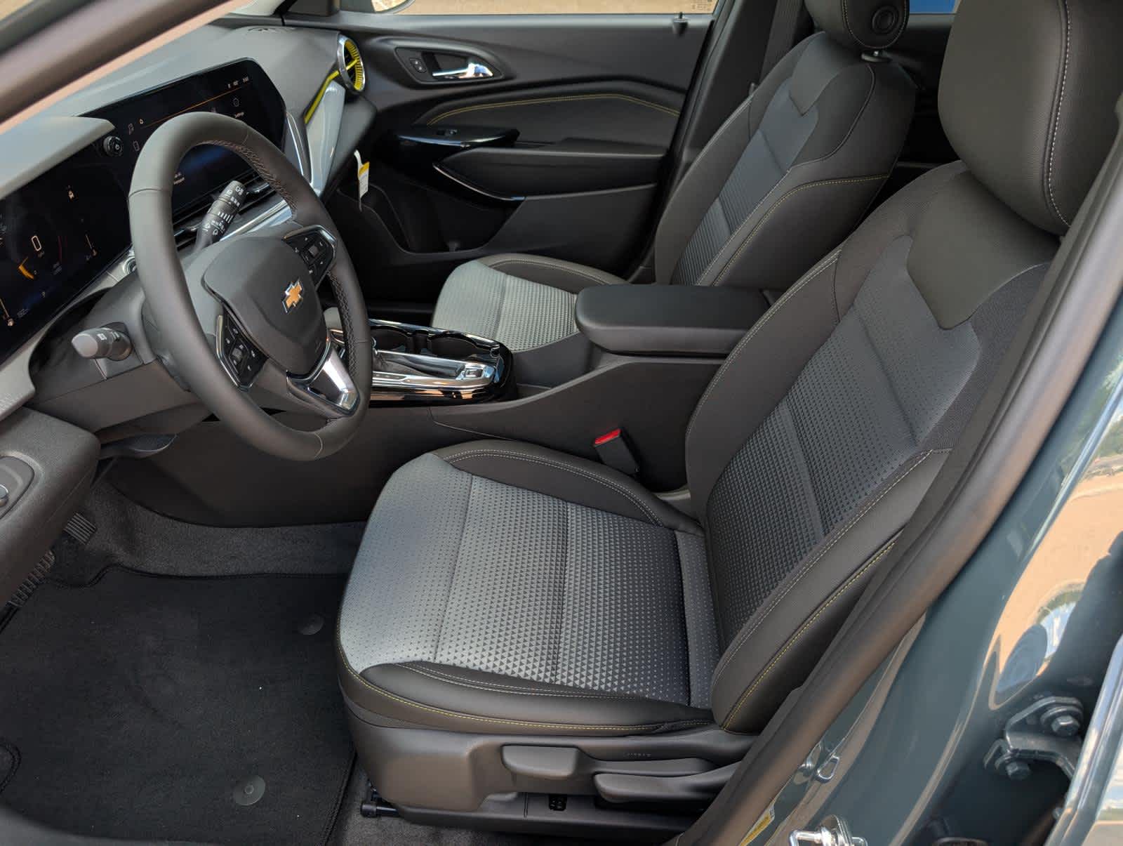 2025 Chevrolet Trax LT photo 8