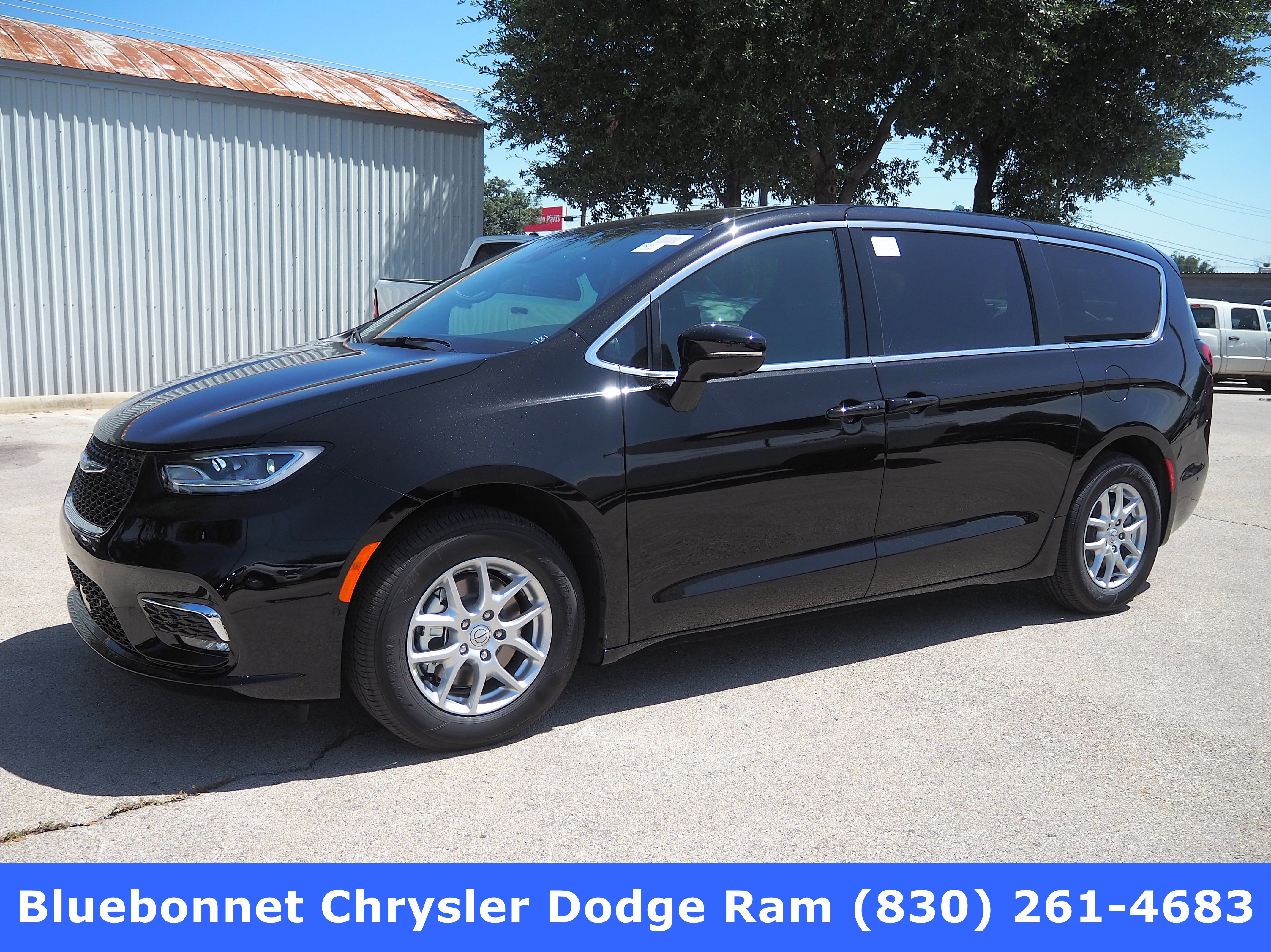 2025 Chrysler Pacifica Select's photo