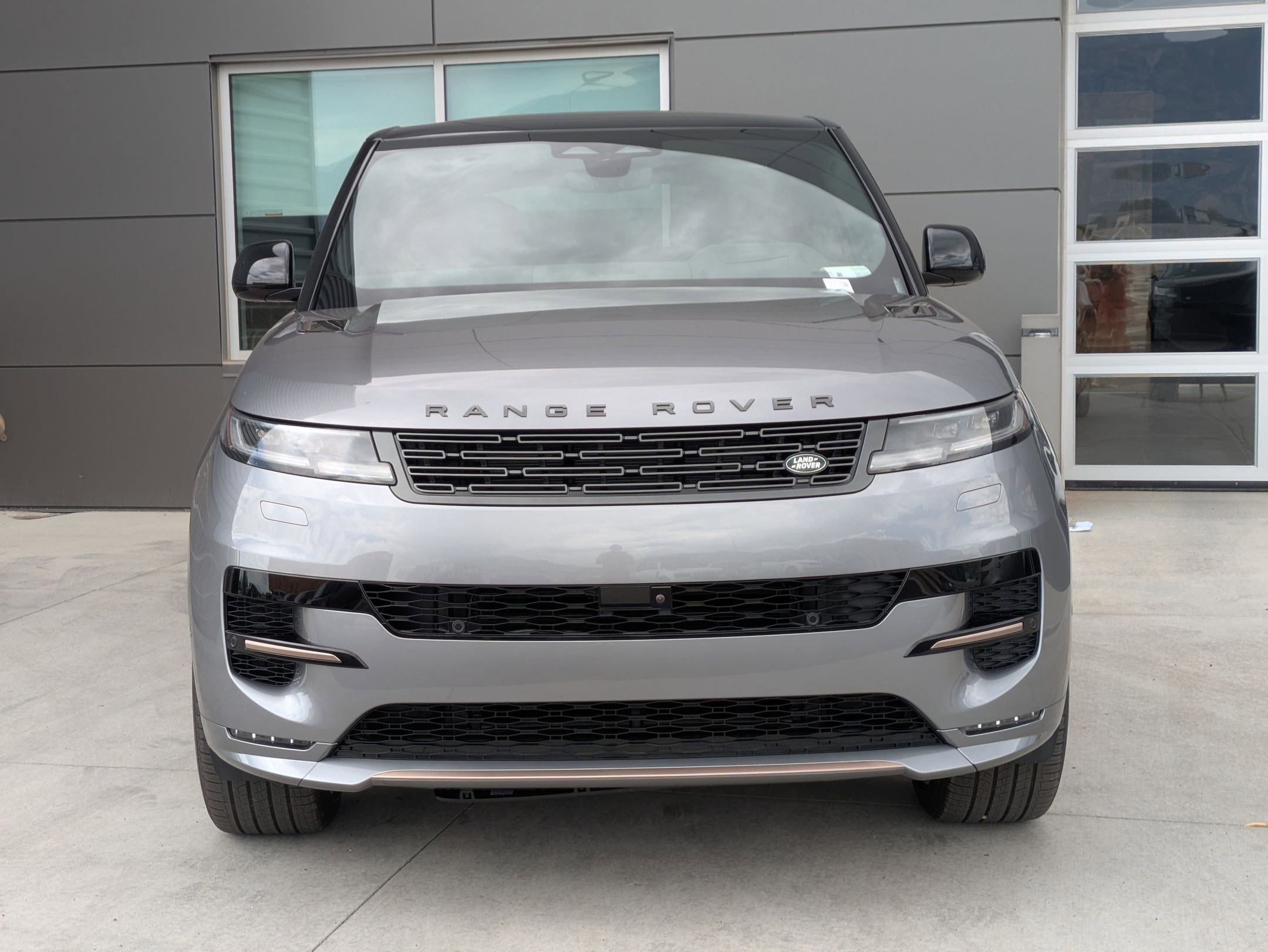 2025 Land Rover Range Rover Sport SE photo 2