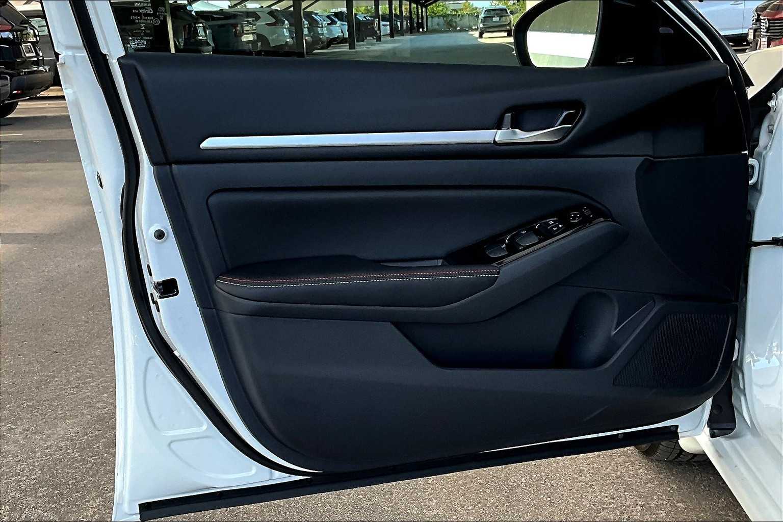 2025 Nissan Altima SR photo 12