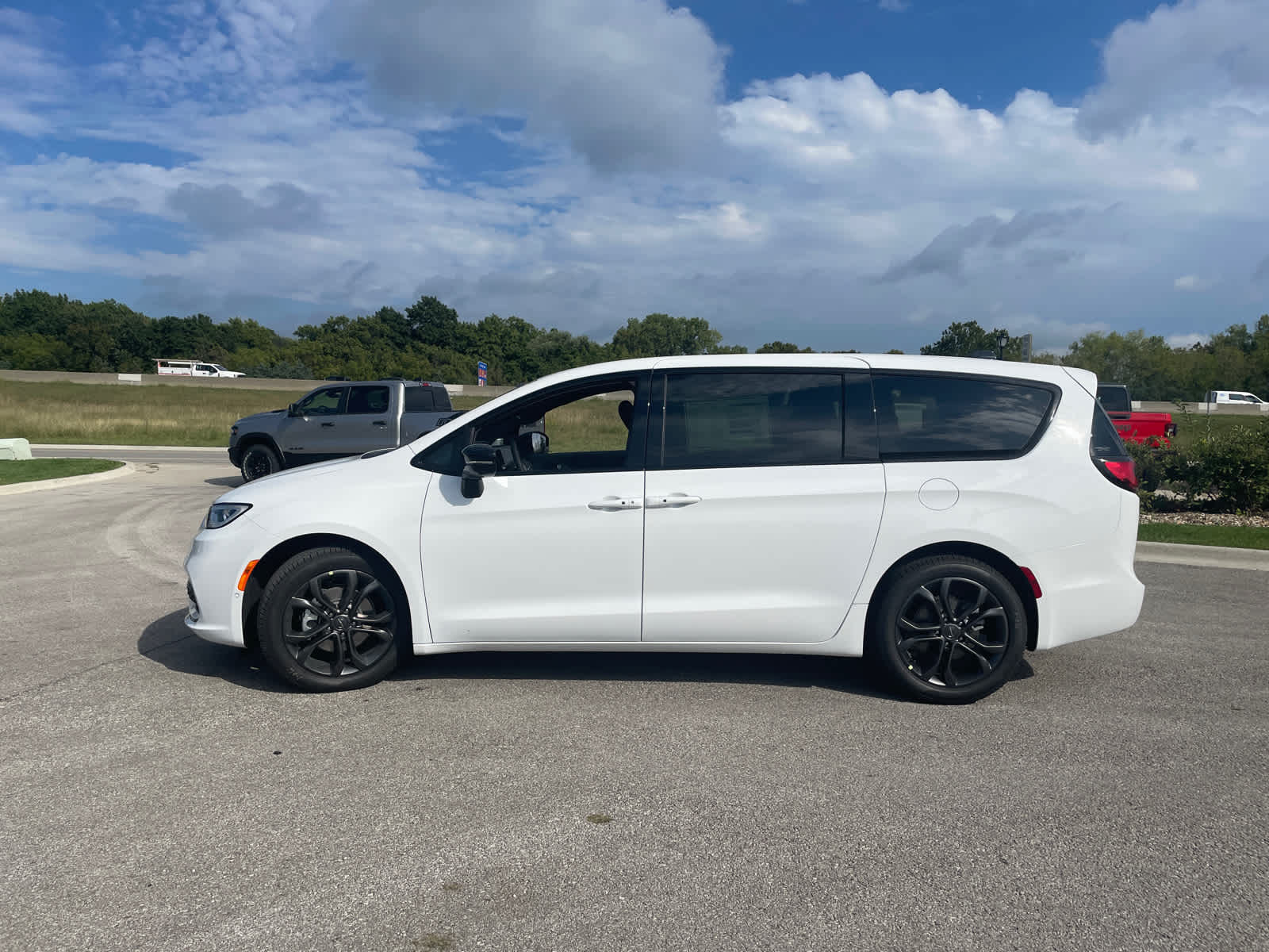 2026 Chrysler Pacifica photo 4