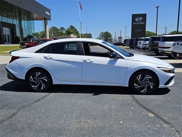 2025 Hyundai Elantra SEL Sport photo 12