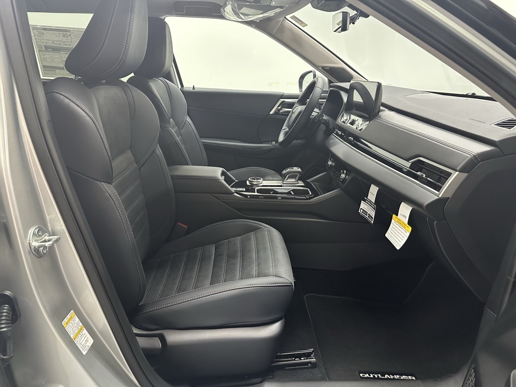 2025 Mitsubishi Outlander SE photo 19