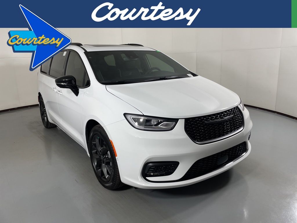 2026 Chrysler Pacifica Limited's photo