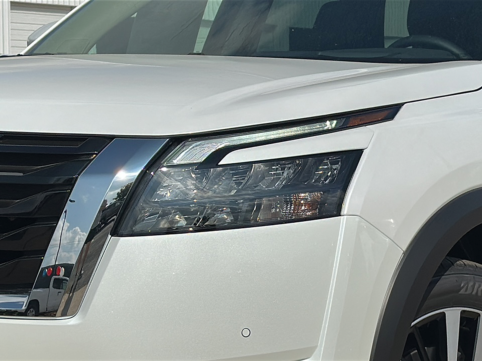 2025 Nissan Pathfinder Platinum photo 2